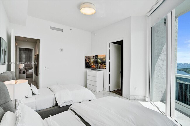 Building Photo - 16001 Collins Ave