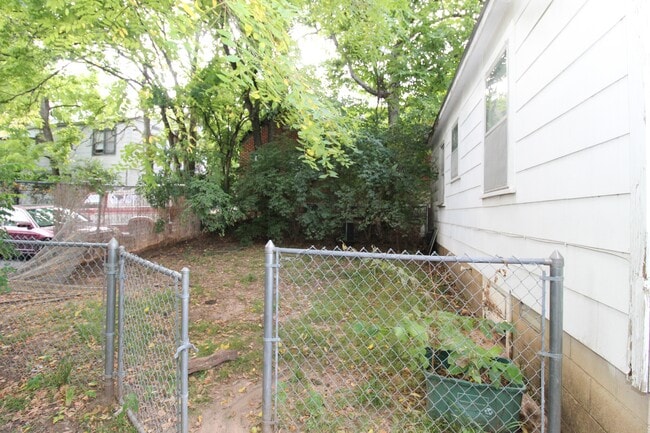 Building Photo - 613 Reagan St