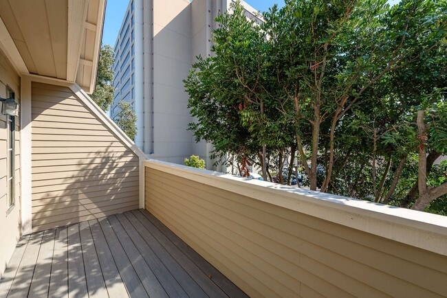 Building Photo - Convenient, Spacious Townhome for Rent in ...