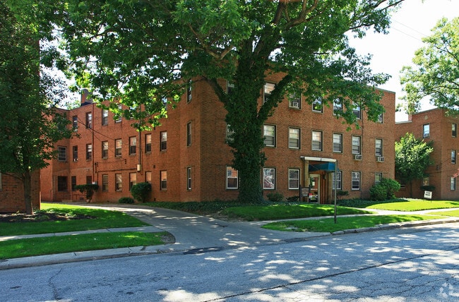 Building Photo - Edgewater Apartment Complex