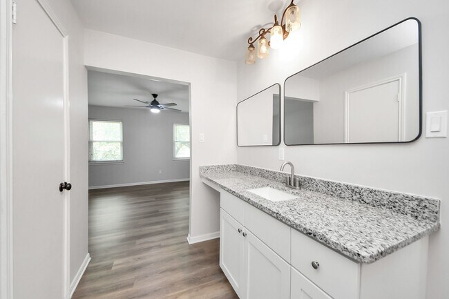 Building Photo - 3923 Cypress Lake Dr