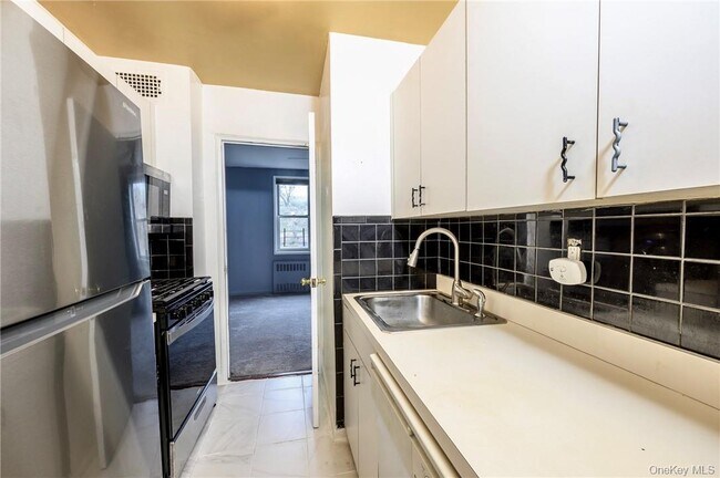 Building Photo - 5 Sadore Ln