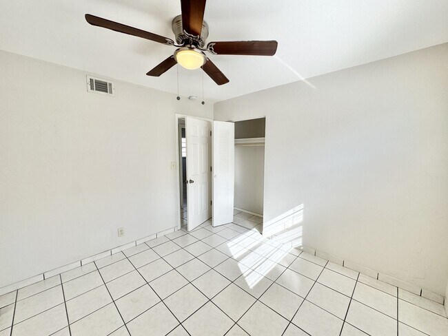 Building Photo - ** NAPLES PARK ** 3 BED / 2 BATH ** PET OK...
