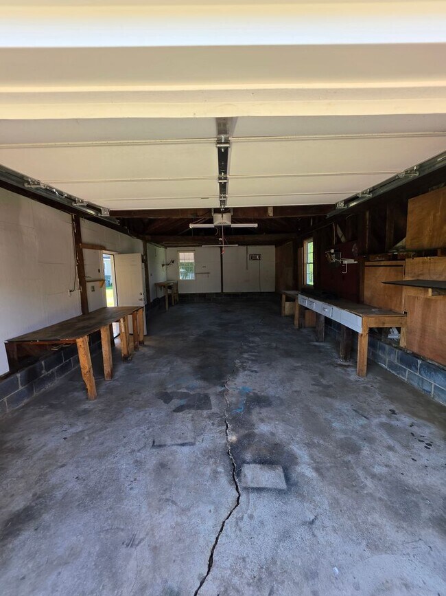 Building Photo - 3/1 in Elizabethton on corner lot in quiet neighborhood