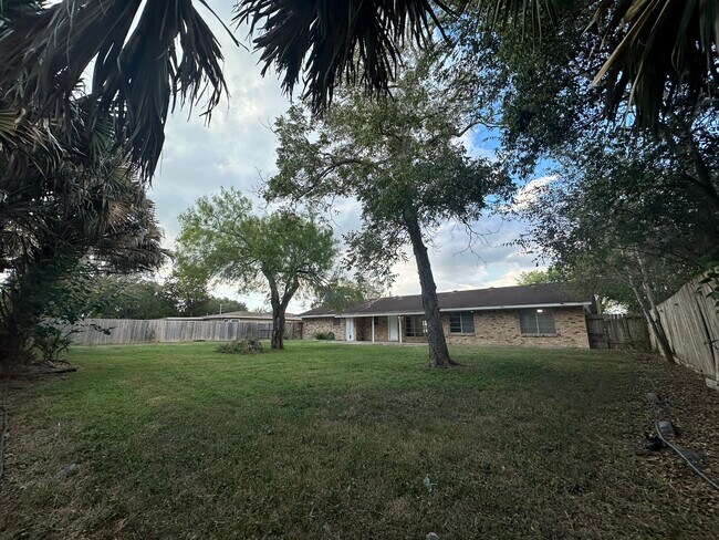 Building Photo - 711 E Locust Ave