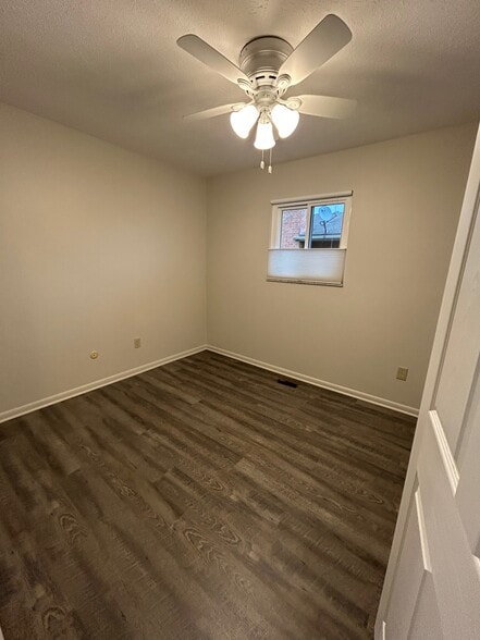 Overhead lighting - 914 Weston Ct