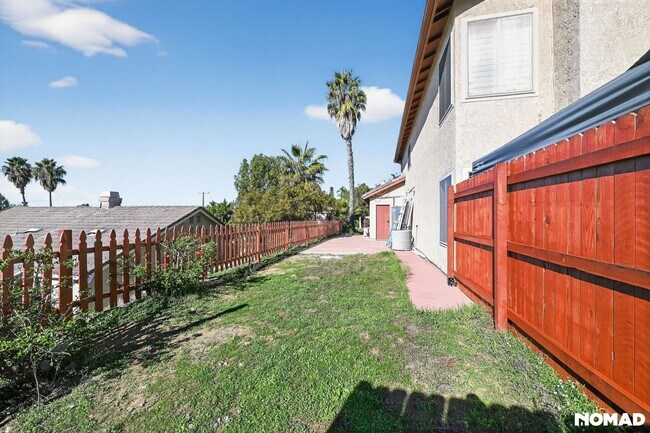 Building Photo - Bright & Modern 2-Bed Home with Ocean Glimpses in Prime Vista Location