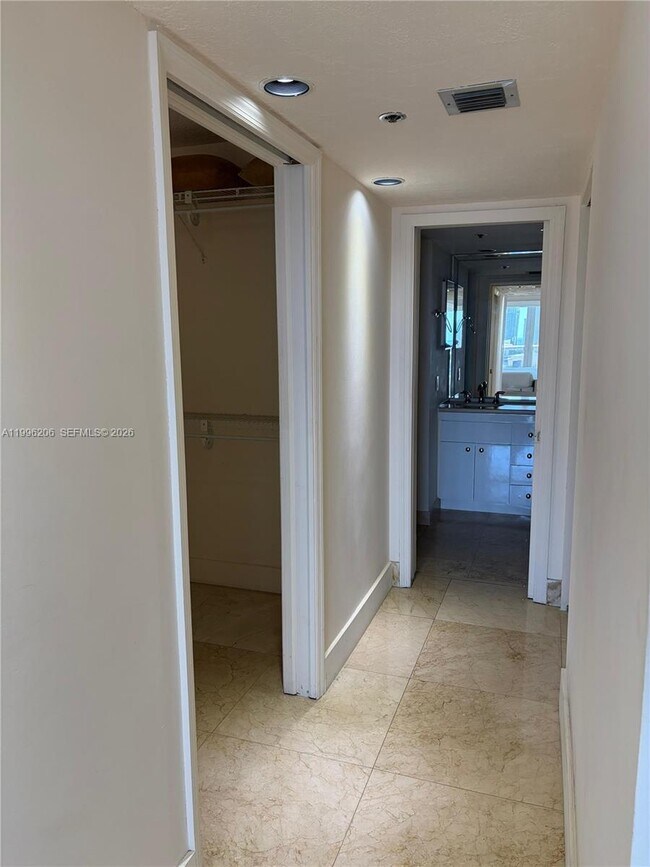 Building Photo - 1717 N Bayshore Dr