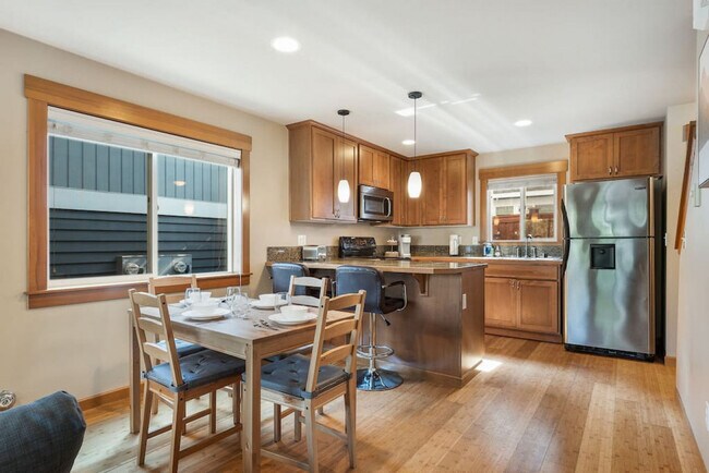 Building Photo - 2025 South Main St