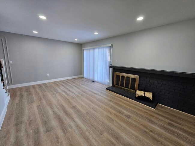 Building Photo - 1976 Ridge Ct