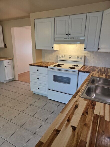 Building Photo - 496 Mercer Rd