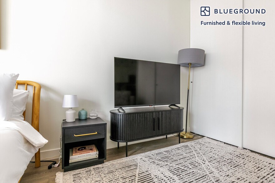 Building Photo - 21 E Chestnut St