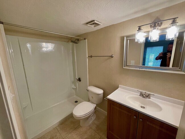 Building Photo - 2 Bedroom Condo close to airport