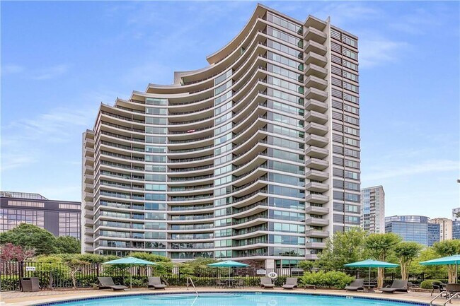 Building Photo - 700 Park Regency Pl NE