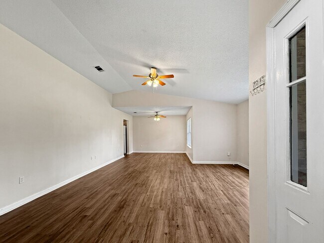 Building Photo - Charming Navarre Home with Hardwood Floors...