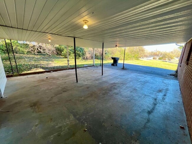 Building Photo - 3 Bedroom Duplex near Murfreesboro City Center! *Large Carport*