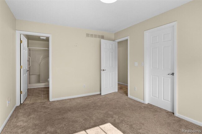 Building Photo - 4911 Oak Hill Dr