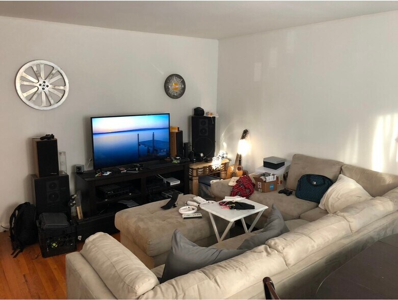 Building Photo - 731 S Woodlawn Ave