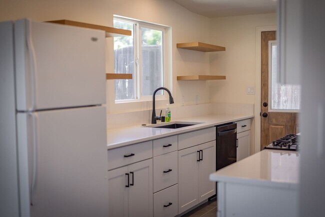 Building Photo - Oak View Abode