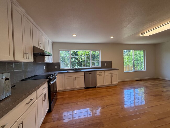 Building Photo - Beautiful 4 bedroom, 3 bathroom two-story home for rent in the highly desirable Mission San Jose ...