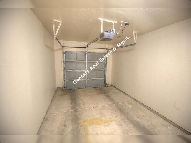 Building Photo - Charming 2-Bedroom Townhouse with Scenic Views & Cozy Fireplace in Tucson!