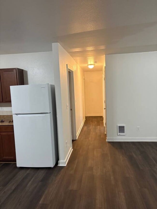 Building Photo - 608 Mark St