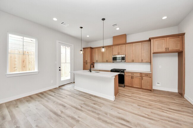 Building Photo - 6523 Tree Branch Dr
