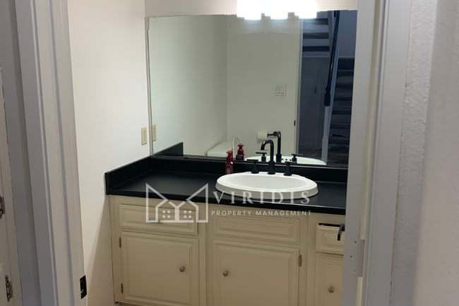 Building Photo - 1001 Mohawk St