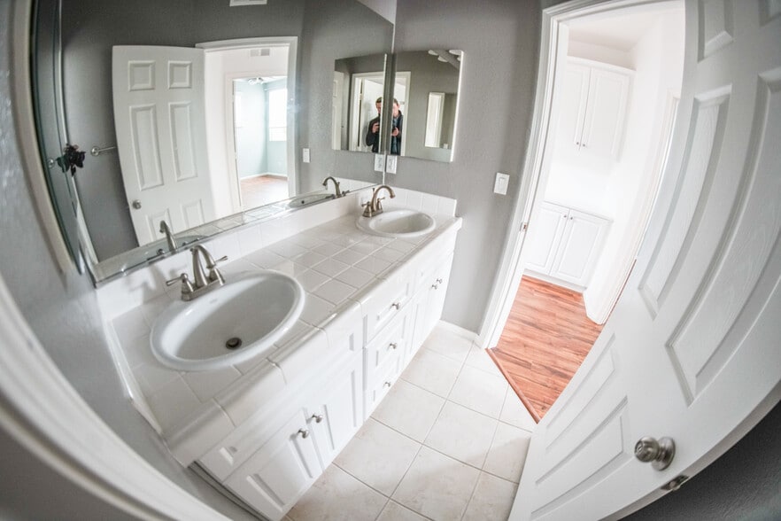 upstairs dual-sink bathroom - 1882 Shadetree Dr
