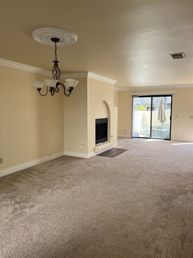 Building Photo - Meticulously maintained condo - 2 main bed...