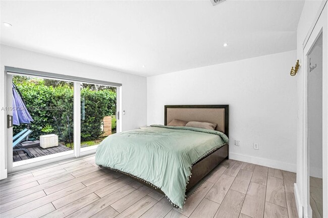 Building Photo - 1080 NE 104th St