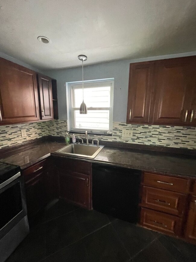 Building Photo - 2 bed 1.5 bath home in Pittsburgh Pa!