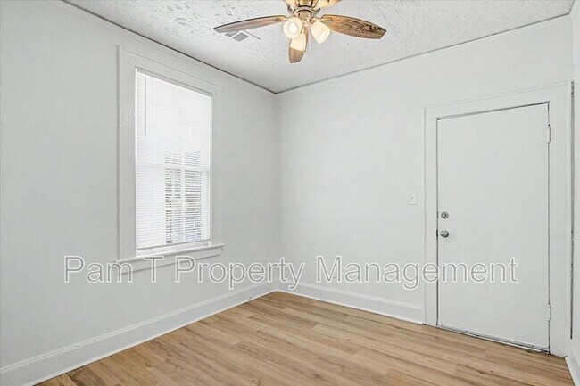 Building Photo - 613 W 39th St