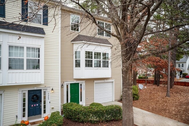 Building Photo - Beautiful Townhouse w/ 1st Floor Bedroom