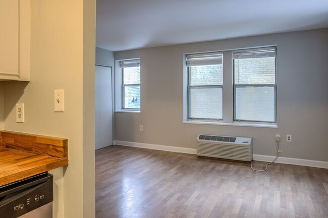 Building Photo - Spacious Studio Across from Meridian Hill ...