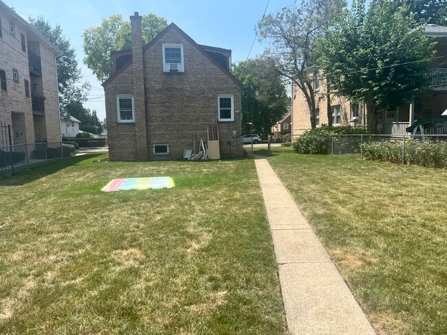 Building Photo - 5628 W Higgins Ave