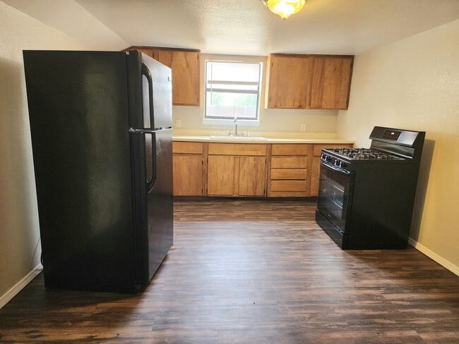 Building Photo - 905/907 N Ave K - duplex