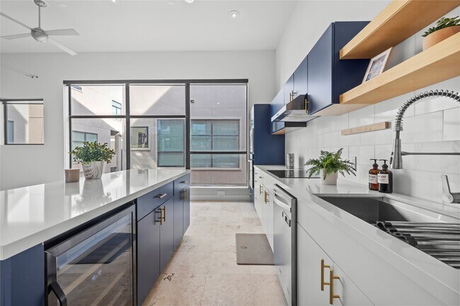 Building Photo - 2417 Charleston St