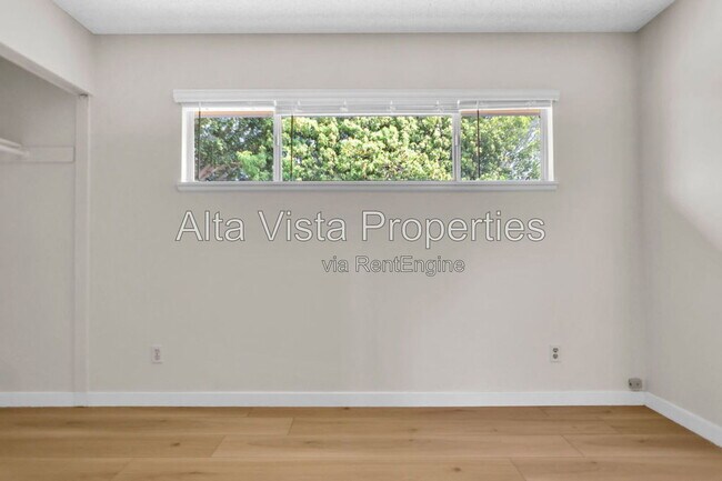 Building Photo - 5633 Scripps St