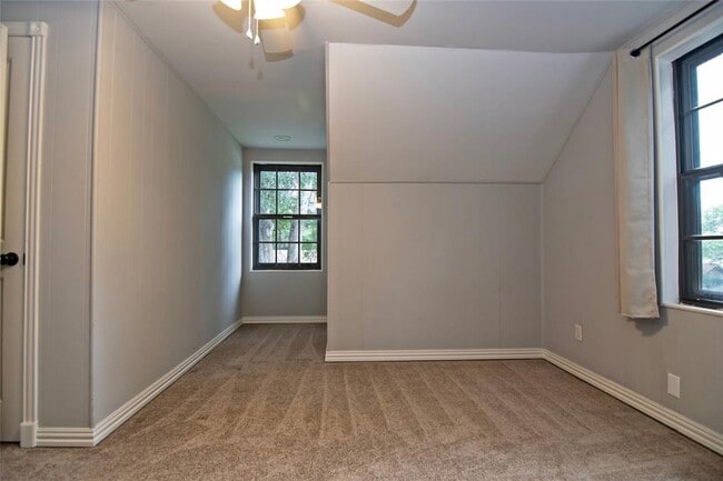 Building Photo - 2410 Valley Dr