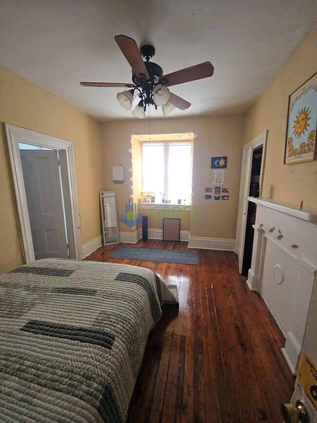 Building Photo - Amazing 2- bedroom 3rd floor apartment in the Southside must see!