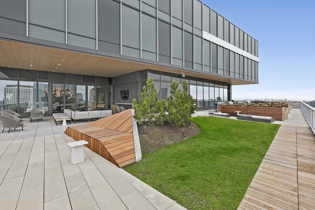 Building Photo - Nexus Condominium - 1 bedroom + den