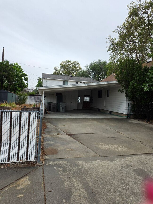 Building Photo - 3920 W Dorian St