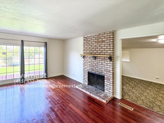 Building Photo - 1571 Sun Ln
