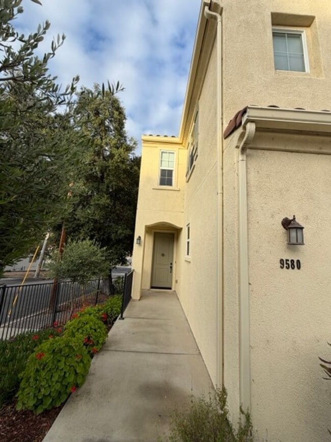 Building Photo - Beautiful home for rent in Atascadero