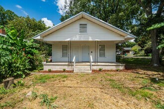 Building Photo - ? Adorable Bungalow Home in Highly Desirab...