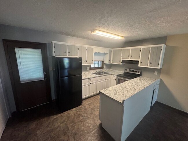 Building Photo - 112-114 Northwoods Drive
