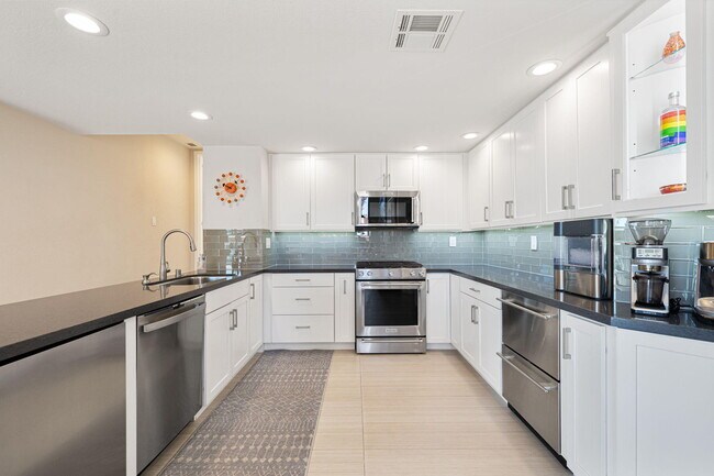 Building Photo - 49069 Mariposa Dr