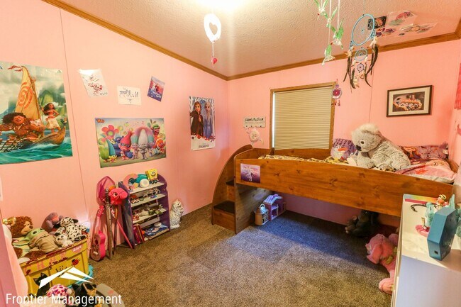 Building Photo - Awesome 3 bedroom 2 bathroom home located in OGDEN KS!