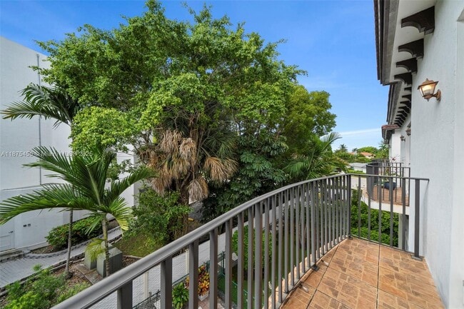 Building Photo - 3506 NE 166th St